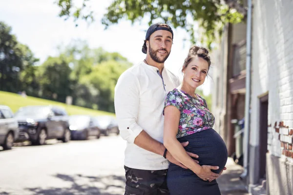 近所の外妊娠中のカップルの肖像画 — ストック写真