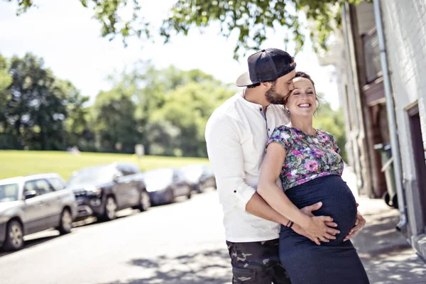 近所の外妊娠中のカップルの肖像画 — ストック写真