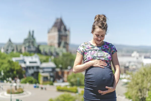 Retrato de una mujer embarazada feliz y orgullosa sobre fondo urbano —  Fotos de Stock