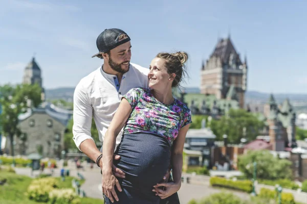 Retrato de pareja embarazada afuera en la ciudad de Quebec — Foto de Stock