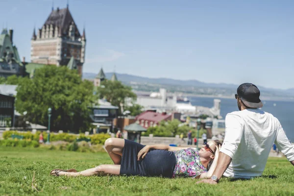 Retrato de pareja embarazada afuera en la ciudad de Quebec — Foto de Stock