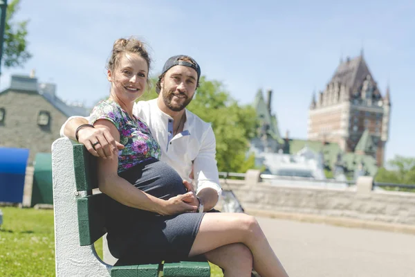 Retrato de pareja embarazada afuera en la ciudad de Quebec —  Fotos de Stock