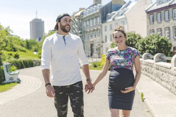 Portret van de zwangere koppel buiten in de buurt — Stockfoto