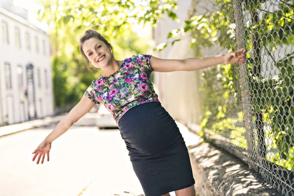 Portrét šťastný a hrdý těhotné ženy na městské pozadí — Stock fotografie