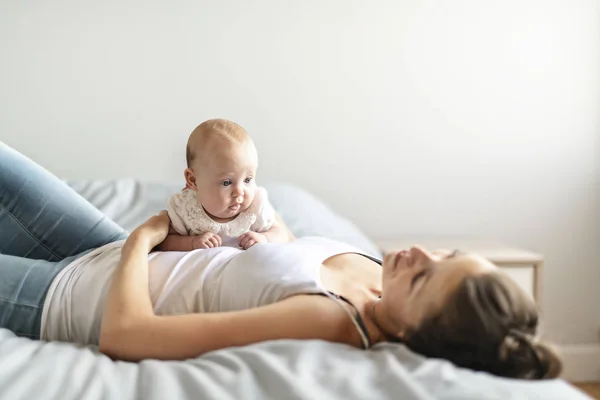 İki aylık bebeğiyle güzel bir annenin portresi. — Stok fotoğraf