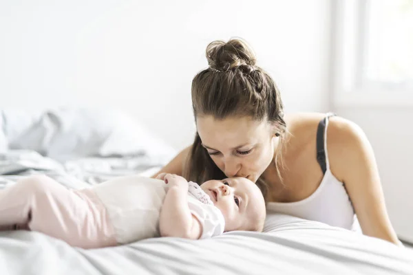 Retrato Una Hermosa Madre Con Bebé Meses Dormitorio — Foto de Stock