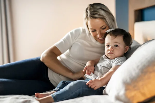 Anya játszik a baba lánya a hálószobában otthon — Stock Fotó