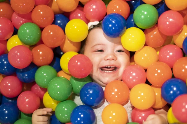 Een Portret Van Een Schattige Baby Kleurrijke Ballen — Stockfoto