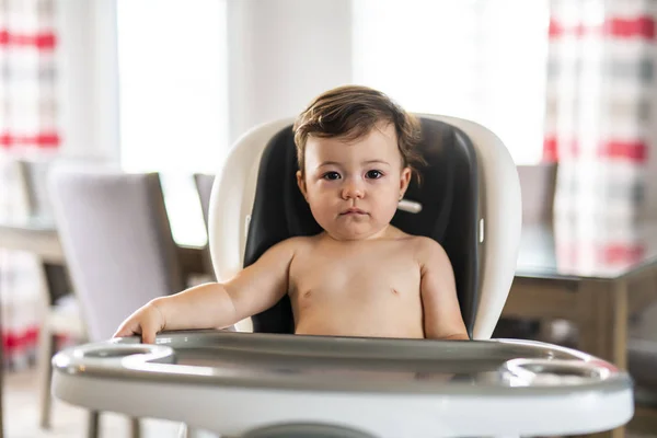 Alegre bebê feliz criança sentada na cadeira — Fotografia de Stock