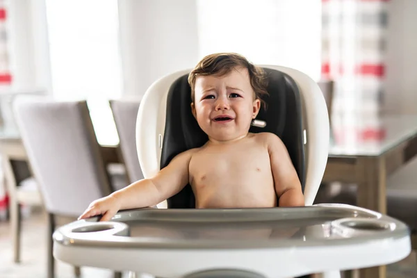 Joyeux bébé heureux assis dans la chaise — Photo