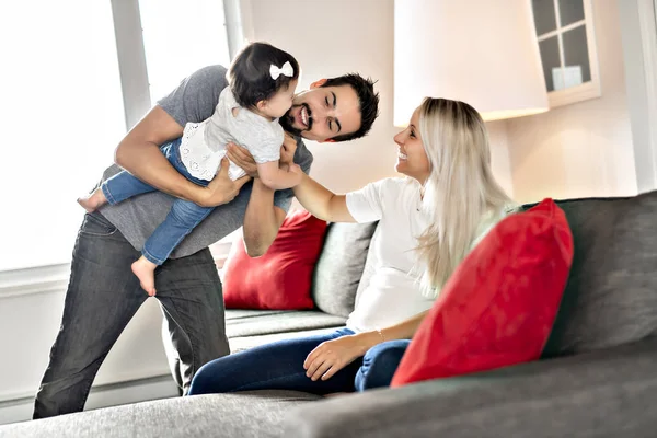 Familie moeder, vader, kind dochter thuis — Stockfoto