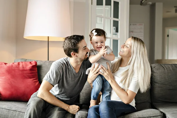 Família mãe, pai, criança filha em casa — Fotografia de Stock