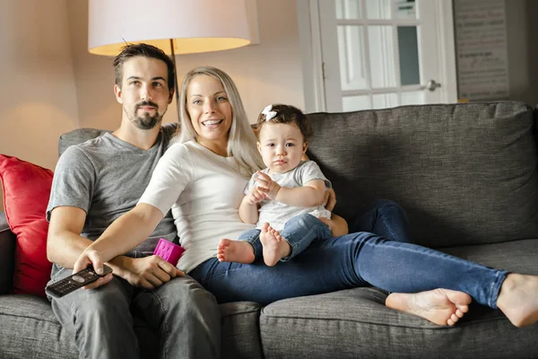 Familie-moeder, vader, kind dochter thuis kijken tv — Stockfoto