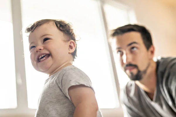 Mutlu genç baba küçük kızı ile oynamak — Stok fotoğraf