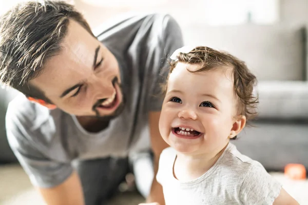 Joyeux jeune père jouant avec la petite fille — Photo