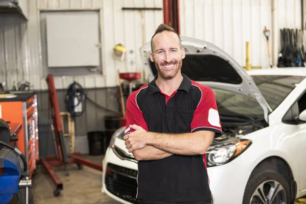 Een Portret Van Knappe Mechanic Gebaseerd Auto Auto Reparatiewerkplaats — Stockfoto