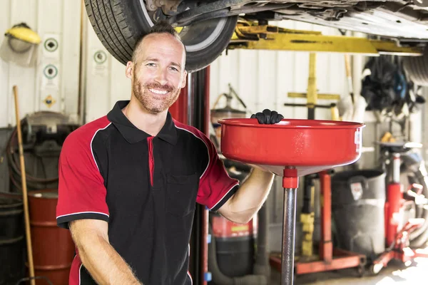 Gutaussehender Mechaniker mit Auto in der Autowerkstatt — Stockfoto