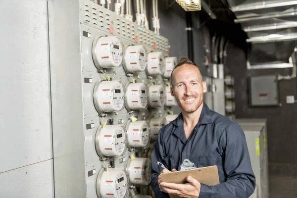 Man tekniker underhåll på jobbet på elektriska rum — Stockfoto