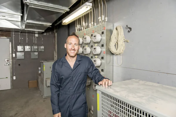 Чоловік технік обслуговує на роботі в електричній кімнаті — стокове фото