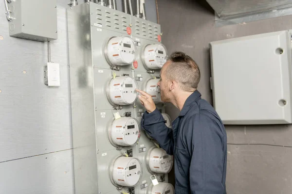 Чоловік технік обслуговує на роботі в електричній кімнаті — стокове фото