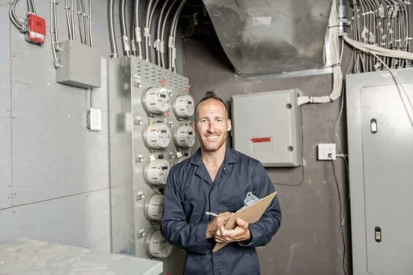 Man tekniker underhåll på jobbet på elektriska rum — Stockfoto