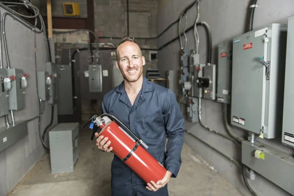 Técnico de hombre servicio en el trabajo en la habitación eléctrica —  Fotos de Stock