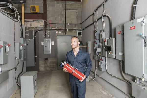 Mann Techniker Wartung bei der Arbeit an elektrischen Raum — Stockfoto