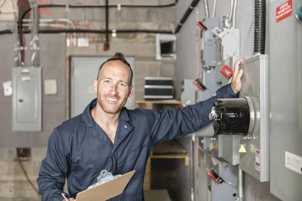 Técnico de hombre servicio en el trabajo en la habitación eléctrica — Foto de Stock