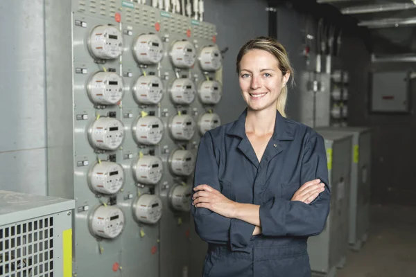 Vrouw technicus onderhoud aan het werk op elektrische kamer — Stockfoto