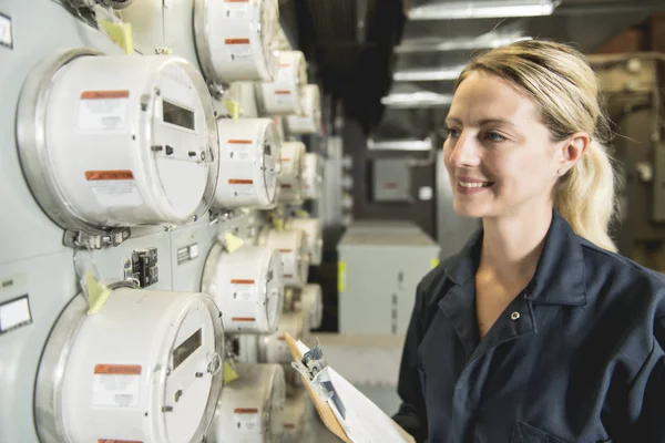 Kvinna tekniker underhåll på jobbet på elektriska rum — Stockfoto