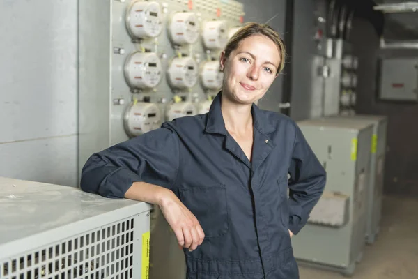 Mujer Técnico servicio en el trabajo en la sala de electricidad — Foto de Stock