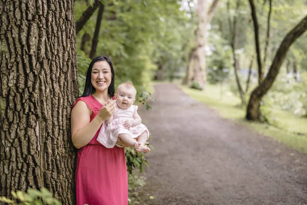 Anne ve kızı bebek yaz çayır Park — Stok fotoğraf