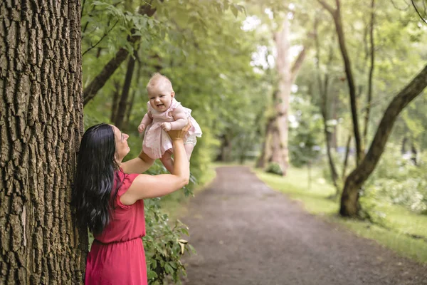 Mother and daughter baby in summer meadow park — Stock Photo, Image