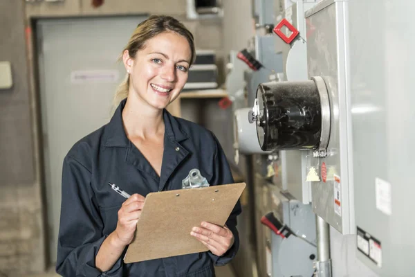 Mulher Técnico de manutenção no trabalho na sala elétrica — Fotografia de Stock