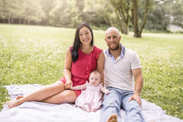 Mutlu aile ile kız bebek battaniye üzerinde yatıyordu — Stok fotoğraf