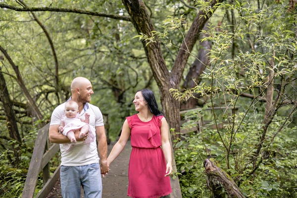 Baba Anne ve kız bebek yaz çayır Park — Stok fotoğraf