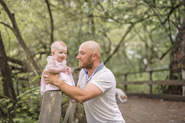 Baba ve kız bebek yaz çayır Park — Stok fotoğraf