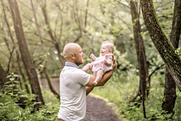 Baba ve kız bebek yaz çayır Park — Stok fotoğraf