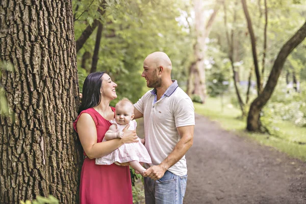 Baba Anne ve kız bebek yaz çayır Park — Stok fotoğraf