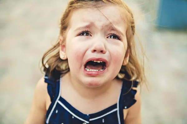 Close-up portret van huilen peuter meisje met openlucht achtergrond. Kind — Stockfoto