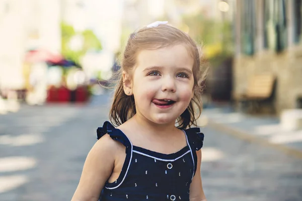 2 년 오래 된 아이 소녀 도시 거리에 — 스톡 사진