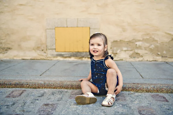 Dwóch lat dziecko dziewczynka na miejskiej ulicy — Zdjęcie stockowe