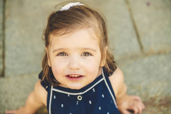 Enfant fille de deux ans dans la rue urbaine — Photo