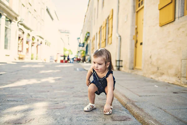Dva roky staré dítě dívka na městské ulici — Stock fotografie