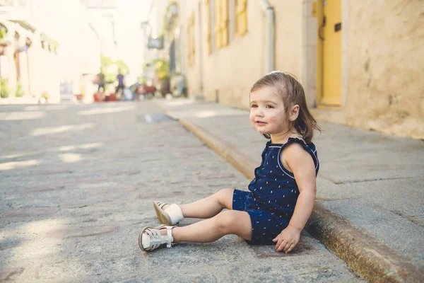 2 년 오래 된 아이 소녀 도시 거리에 — 스톡 사진