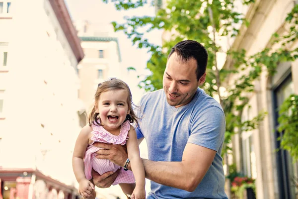 Молодой отец на улице с маленькой дочкой — стоковое фото