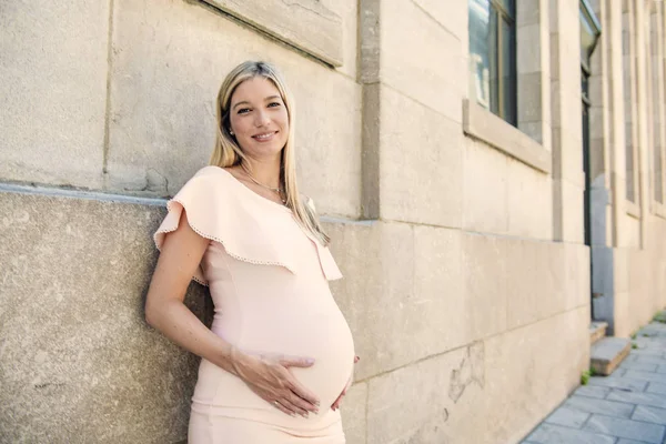 Porträt einer schwangeren Frau in der City Street — Stockfoto