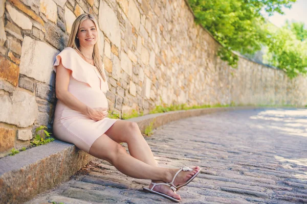 Портрет беременной женщины на городской улице — стоковое фото