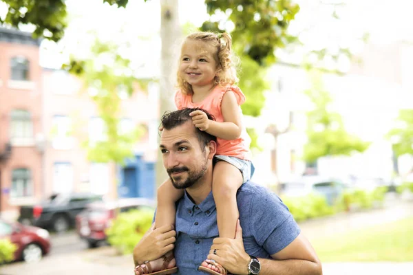 Father and Daughter in a park on summer day — Stock Photo, Image