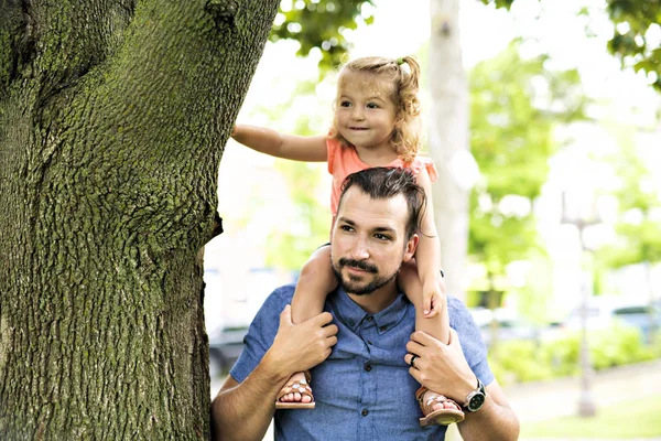 Отец и дочь в парке в летний день — стоковое фото
